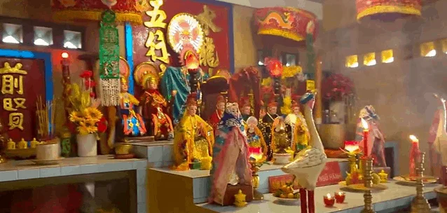 ben trong mieu hon ba HÒN BÀ VŨNG TÀU: HƯỚNG DẪN CHI TIẾT TỪ A–Z CHO CHUYẾN ĐI TRỌN VẸN